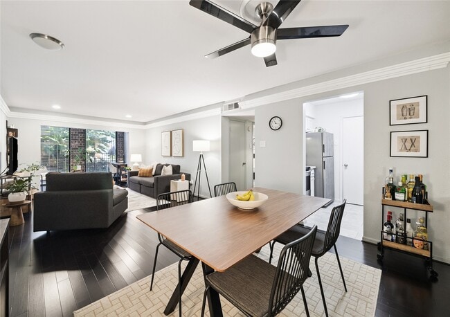 Building Photo - 7555 Katy Fwy