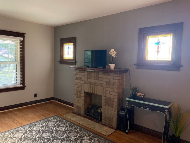 Foto del edificio - Beautiful Renovation in the Desirable South Hampton Neighborhood