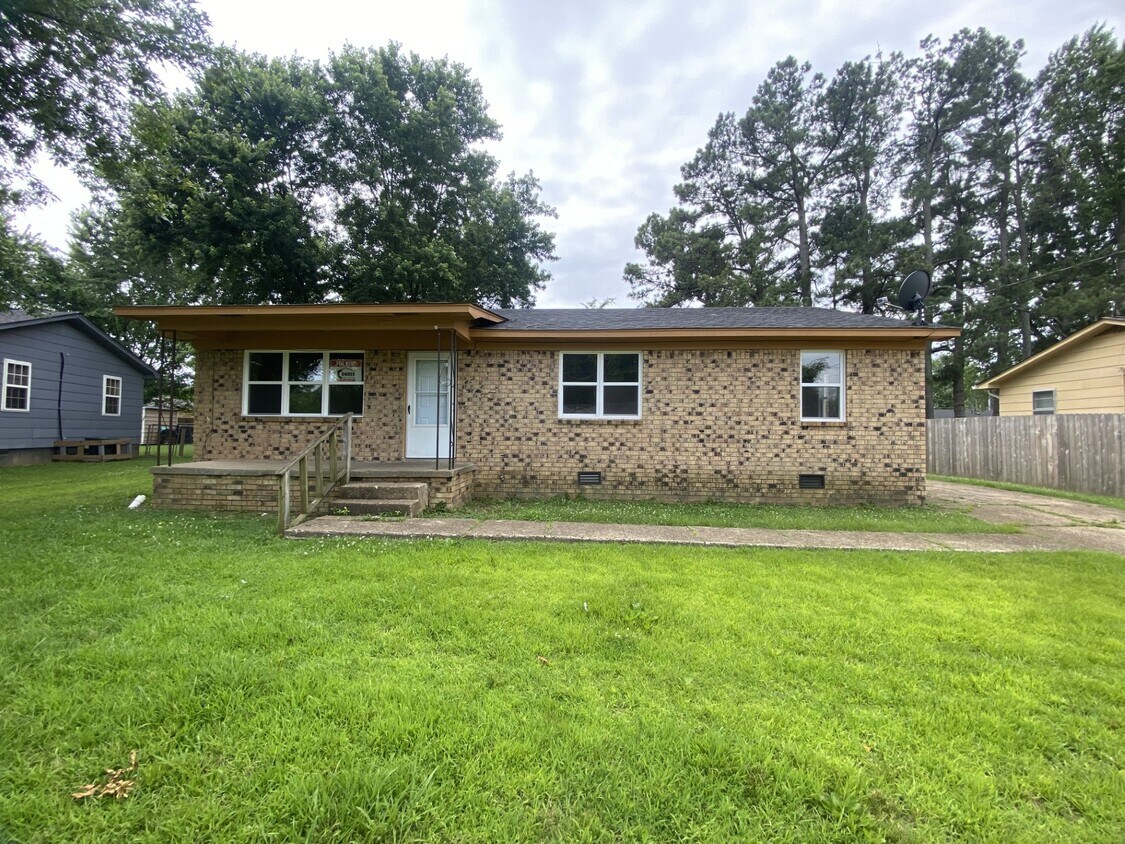 Primary Photo - 122 Young St