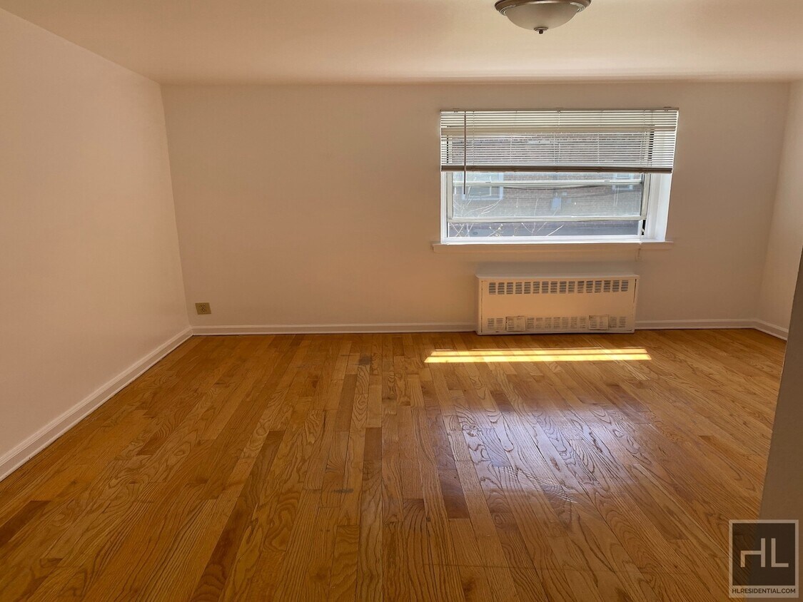 Building Photo - Spacious One Bedroom in Auburndale/Bayside