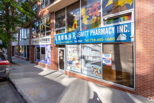 Entrada - 35-19 Leavitt St