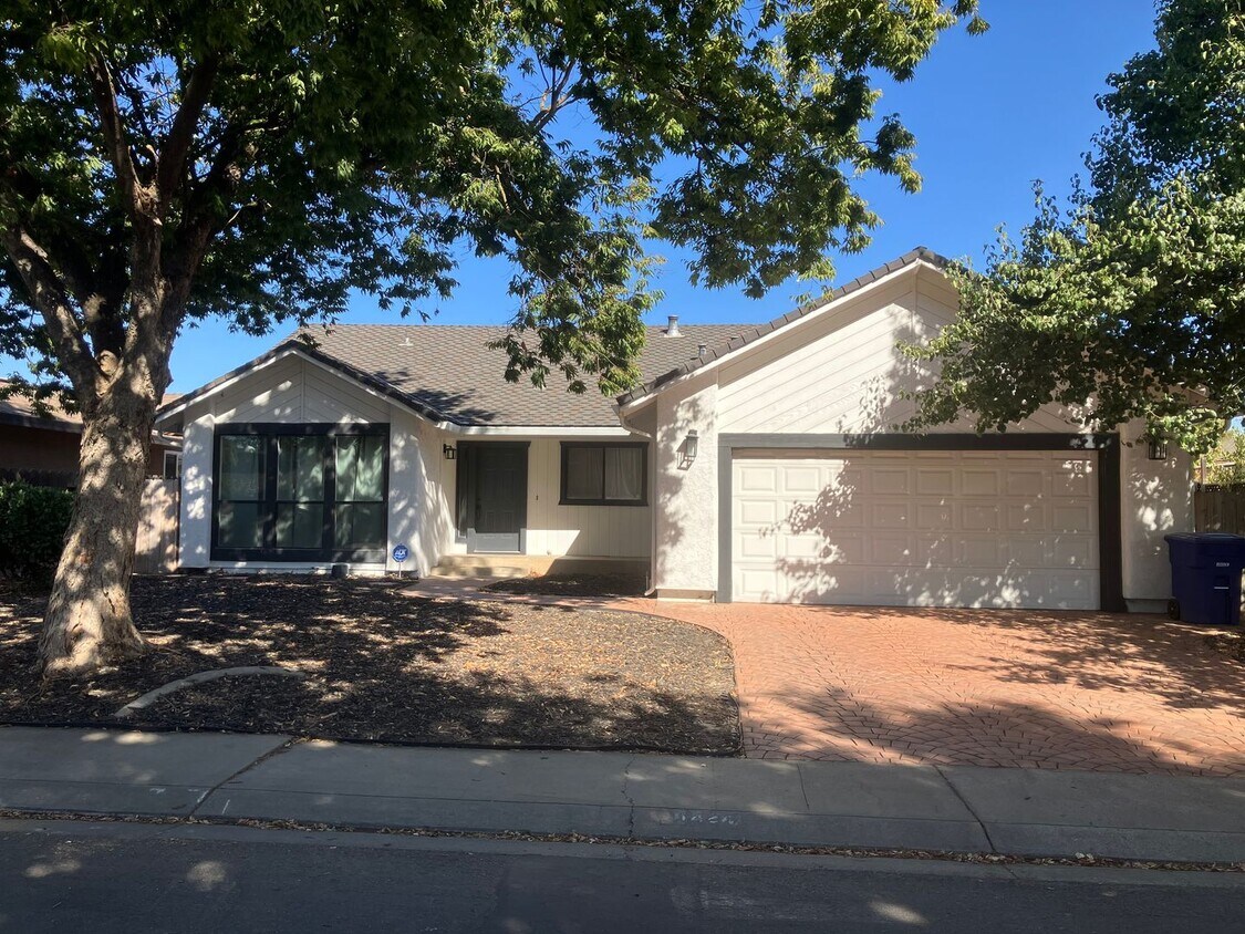 Primary Photo - 1424 Kingfield Dr