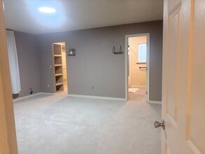 Building Photo - 2 Willow Pl