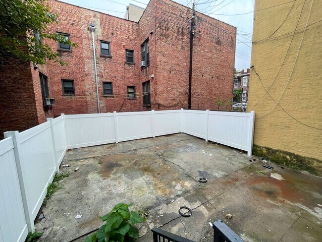 Building Photo - 763 Seneca Ave