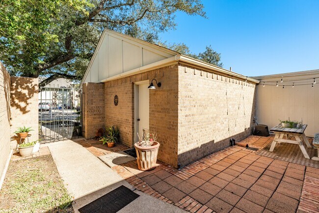 Foto del edificio - 1814 Veranda Dr