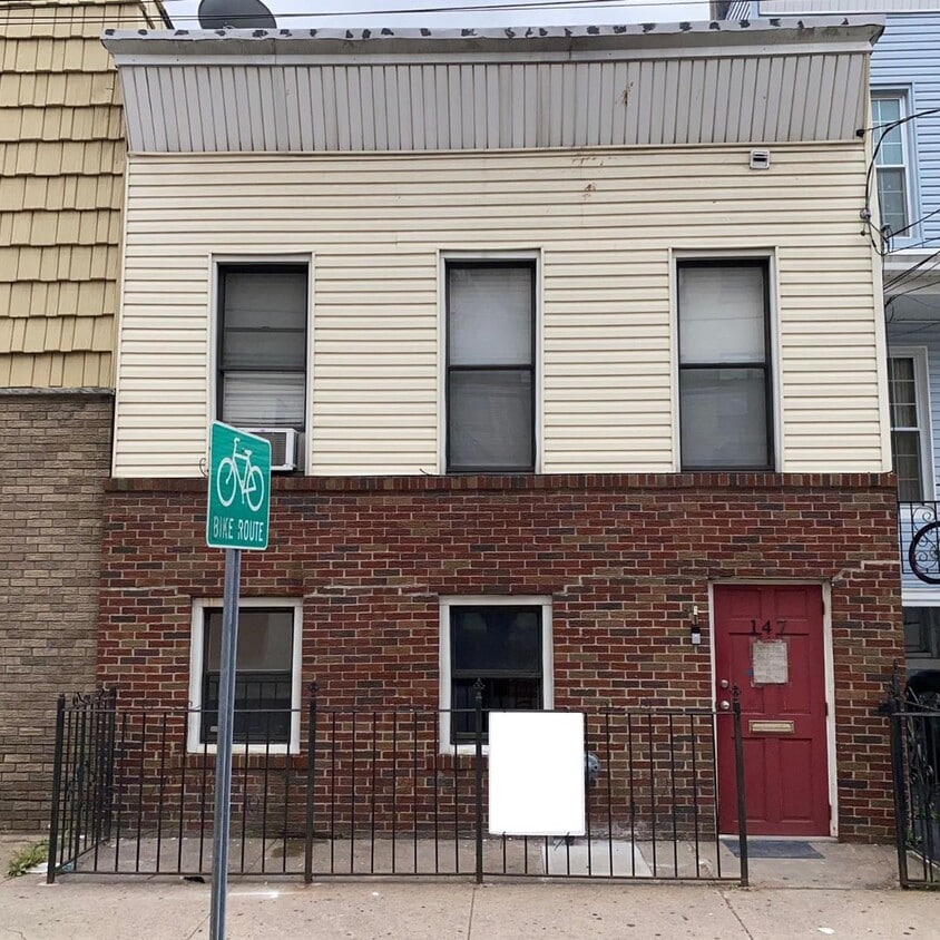 Primary Photo - 147 Lincoln St