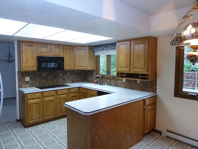 Building Photo - 7573 Lee Dr