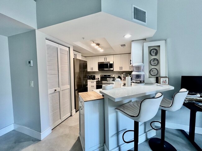 Building Photo - 2033 SE 10th Ave