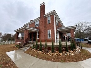 Building Photo - 504 State St