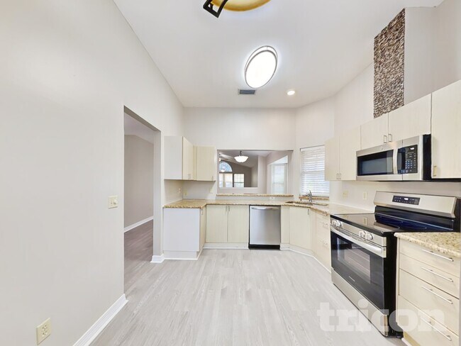 Foto del edificio - 104 Bay Hill Ct