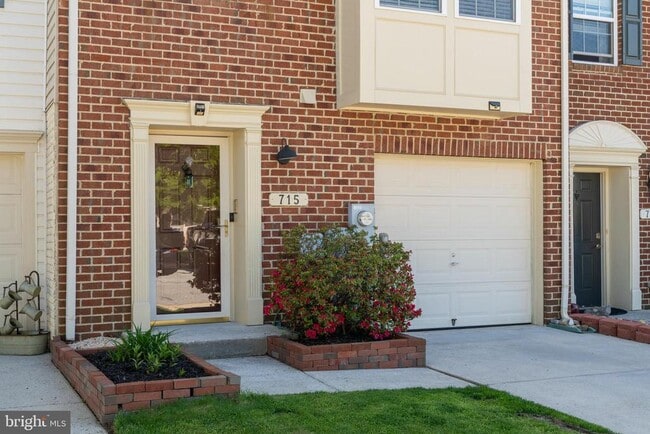 Building Photo - 715 Raven Green