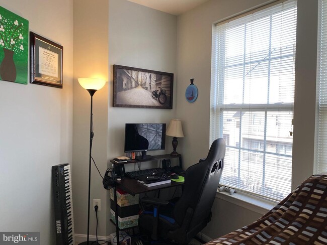 Building Photo - 4951 Brenman Park Dr