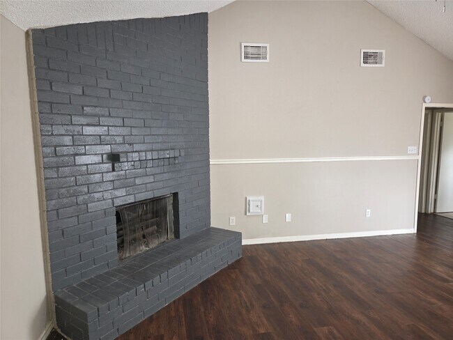 Foto del edificio - 6303 Gladewell Dr