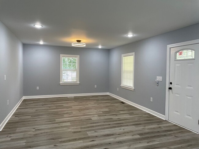 Foto del edificio - 4 BED, 3 BATH NEWLY RENOVATED HOME LOCATED...