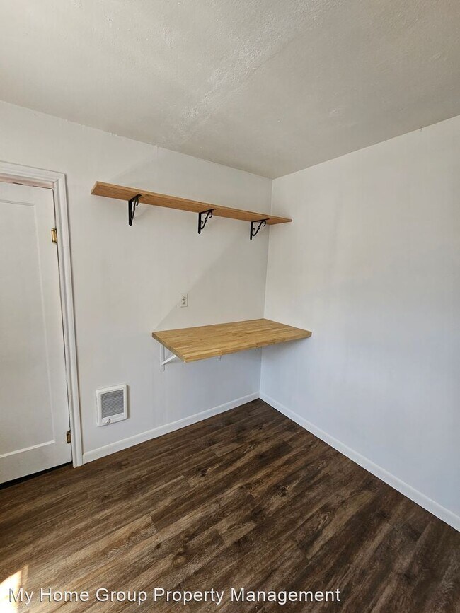 Building Photo - 2 br, 1 bath House - 249 Howard St N