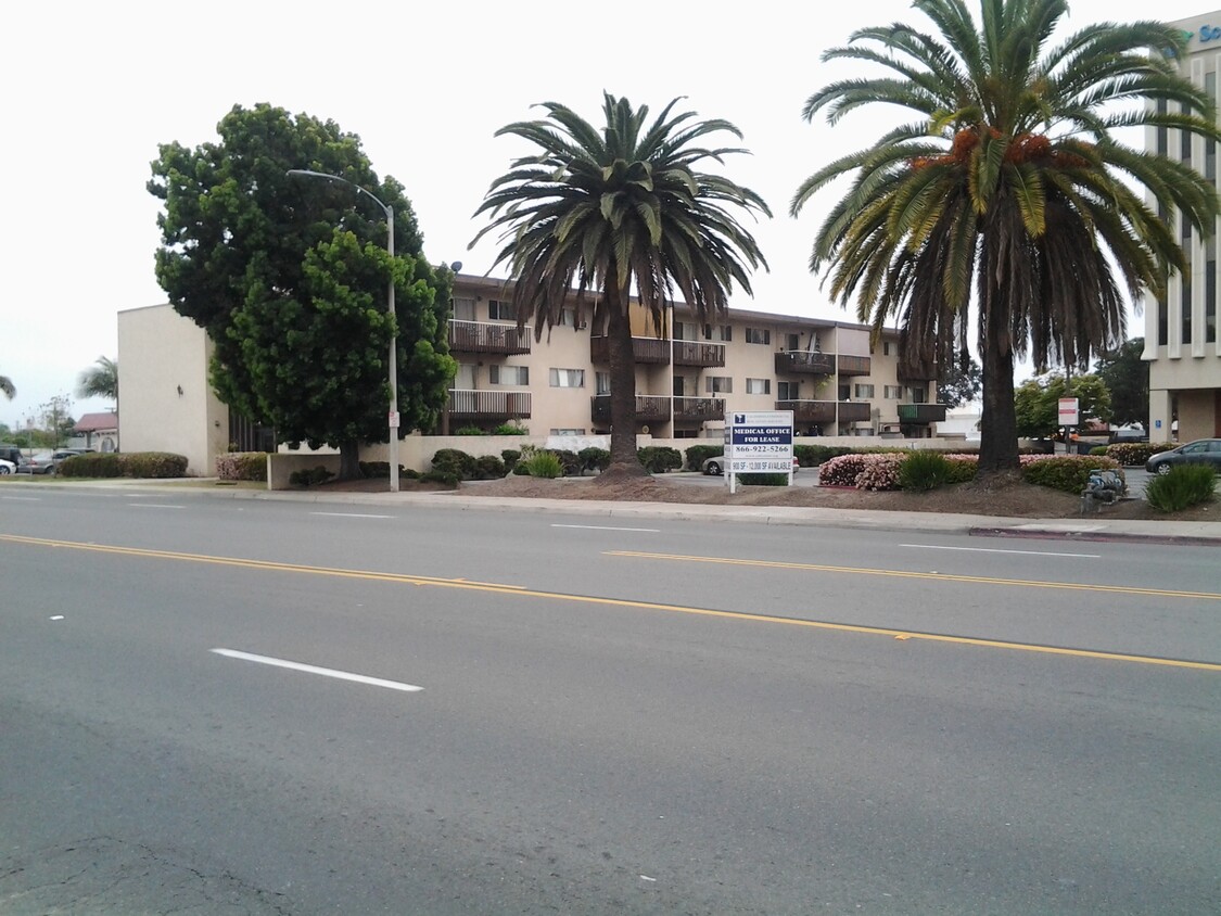 Edificio mirando al suroeste desde el 4º - 490 4th Ave