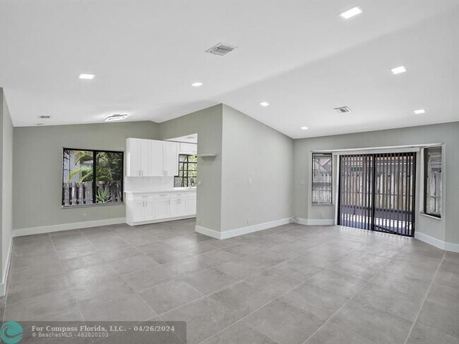 Foto del edificio - 3216 NW 105th Ave
