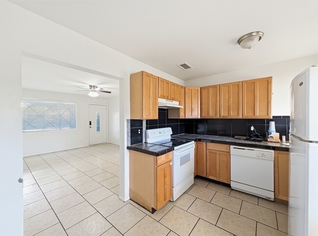 Foto del edificio - 2715 E Glenrosa Ave