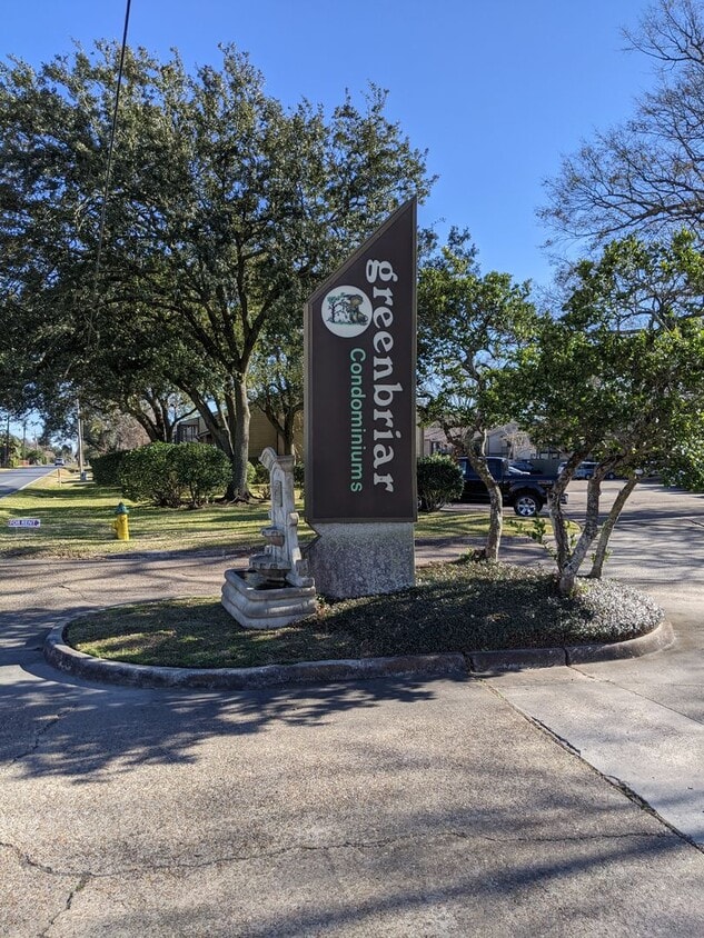 Primary Photo - Greenbriar Condo for Rent!!!