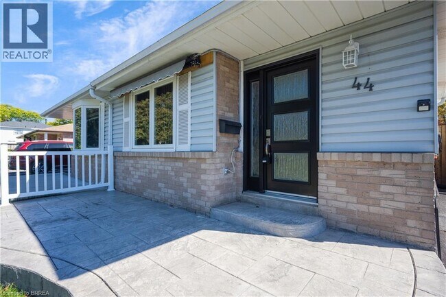 Building Photo - 44 Marblehead Crescent