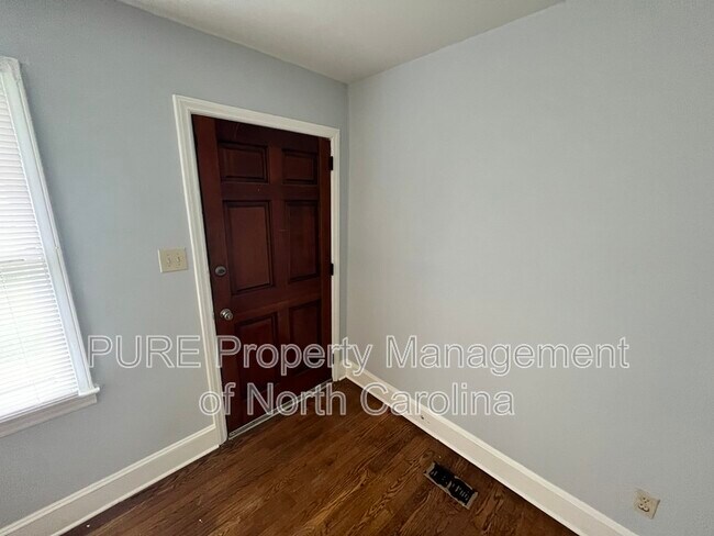 Building Photo - 5915 Ingleside Dr