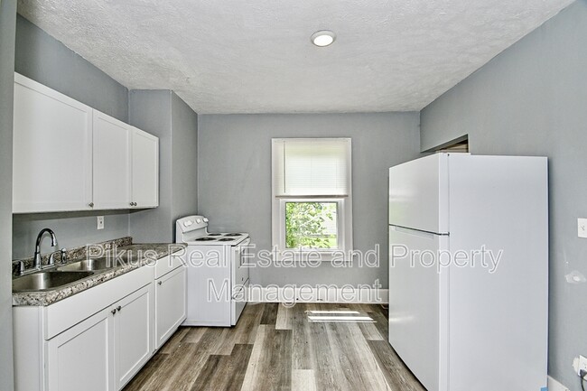 Building Photo - 2912 Grove Pl SW