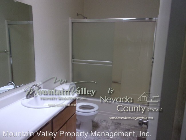 Building Photo - 1302-1304 Oak Ridge Dr