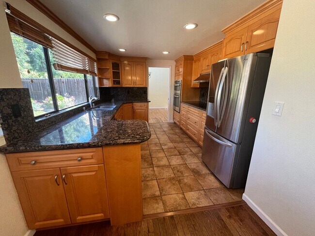 Building Photo - Huge Single family Gem has beautiful views...