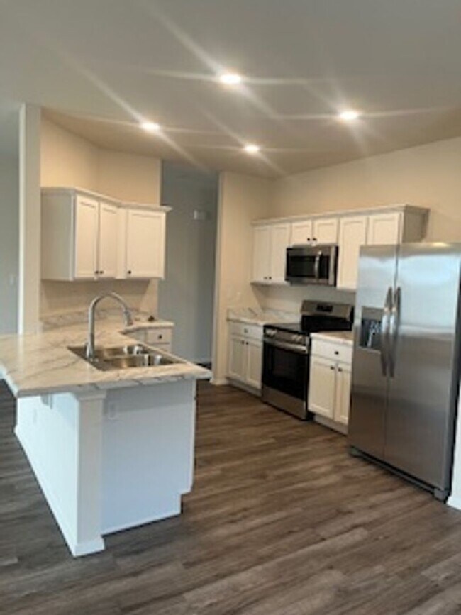 Foto del edificio - Three Bedroom / Two Bath Home/Two Car Garage/Fenced Backyard