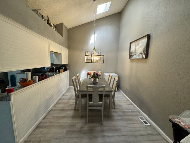 Foto del edificio - Cute 4 Bed, 3 Bath home in 80916!