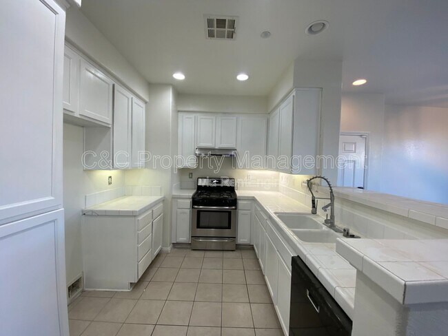Foto del edificio - 24724 Ambervalley Ave