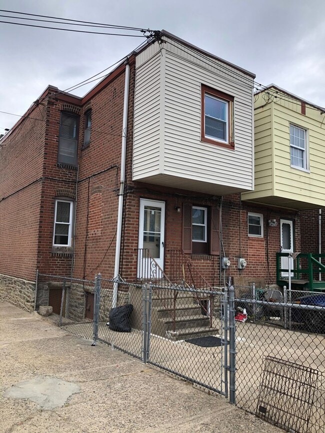 Building Photo - Gorgeous Home - Holmesburg