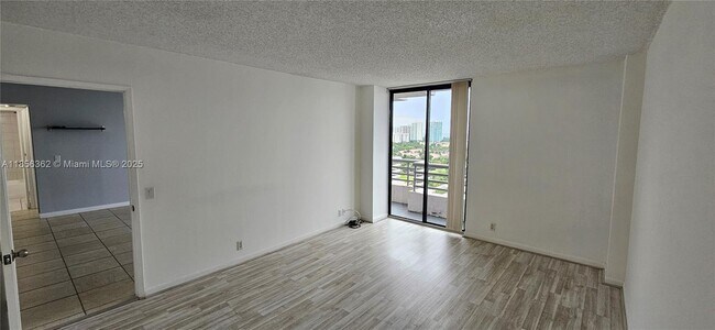 Foto del edificio - 3300 NE 191st St