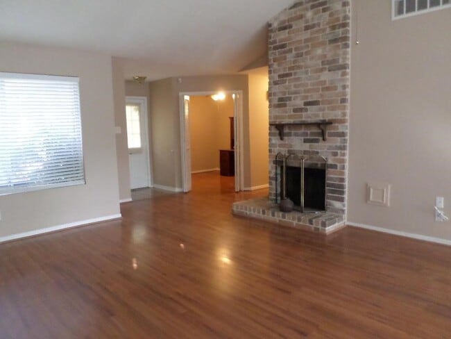 Foto del edificio - 2403 Chimneystone Cir