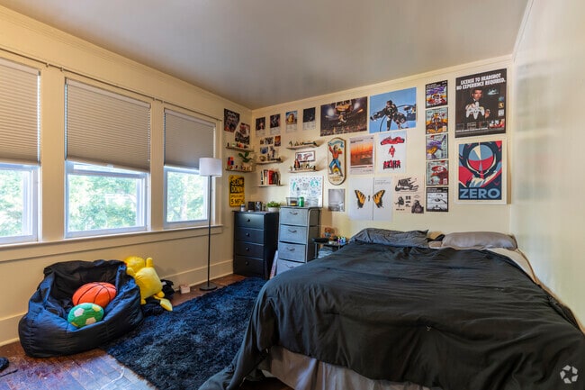 4 habitaciones, 2 baños - 3,911 pies cuadrados - Dormitorio 2 - 804 McKinley Ave