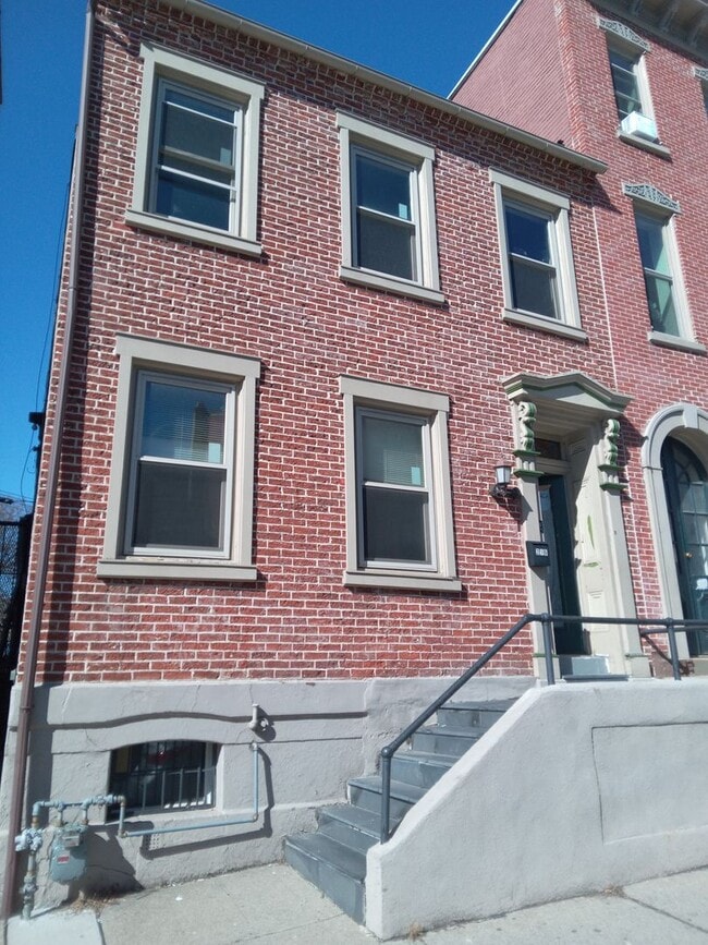 Building Photo - 216 N 6th St