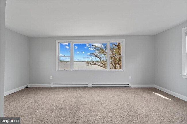 Foto del edificio - 1072 River Bay Rd