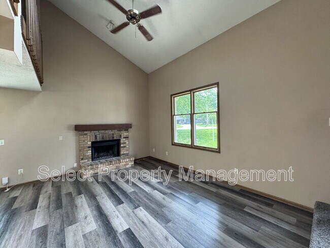 Foto del edificio - 4904 Pinebrook Dr