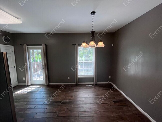 Foto del edificio - 686 Huffine Manor Cir