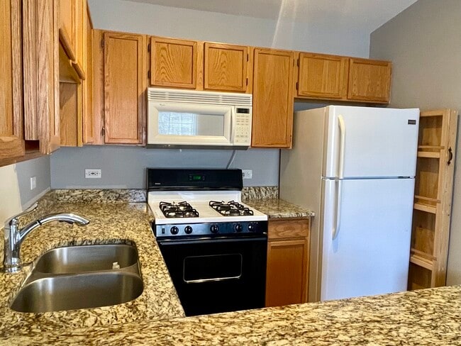 Building Photo - 1179 N Village Dr