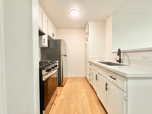 Foto del edificio - 607 W 82nd St