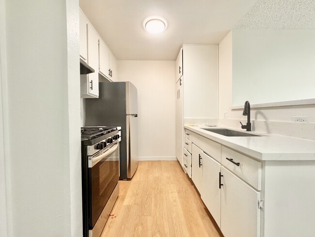 Building Photo - 607 W 82nd St
