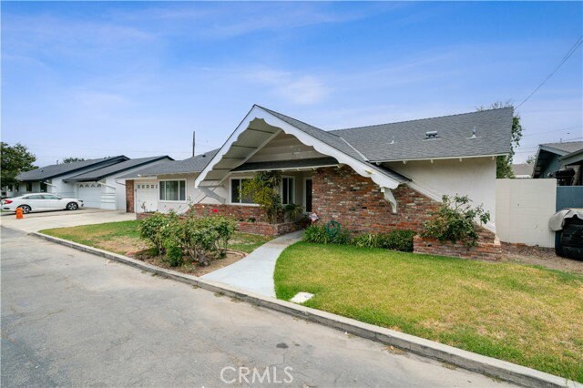 Building Photo - 1019 E Walnut Ave