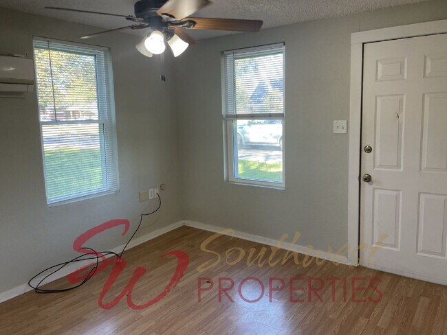 Foto del edificio - Quiet 1 bedroom, 1 bathroom property across from the walking trail