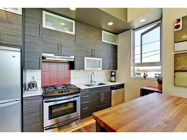 Building Photo - Modern 2 Bed + Den Madison Valley Townhouse!