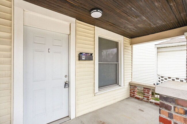 Building Photo - 273 E Parkview Ave