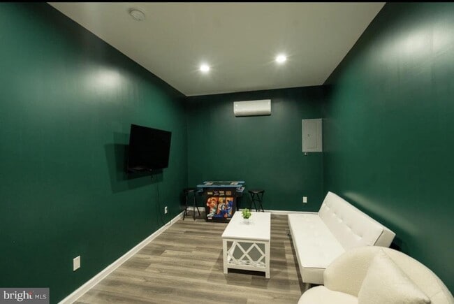 Building Photo - 1809 Broadway