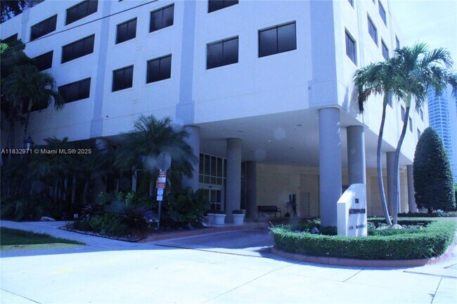 Building Photo - 2475 Brickell Ave