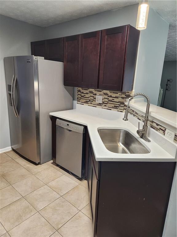 Foto del edificio - 7660 Pond View Ln