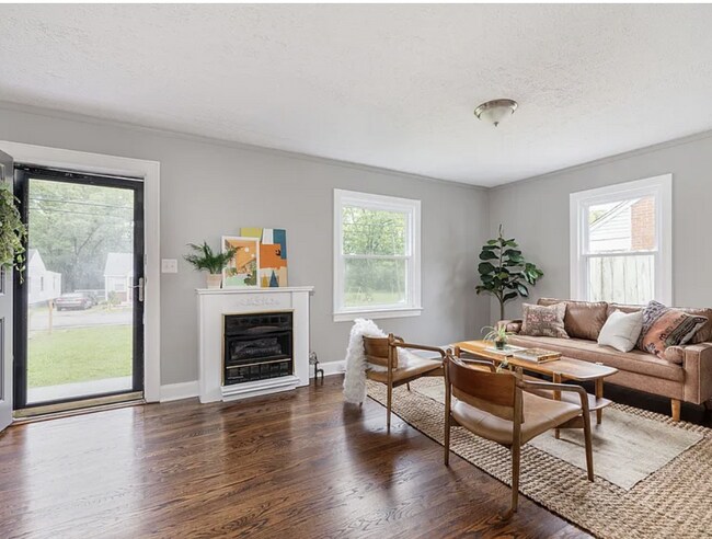 Foto del edificio - Vintage Charm, Modern Comfort & a Fully Fenced Backyard in Madison